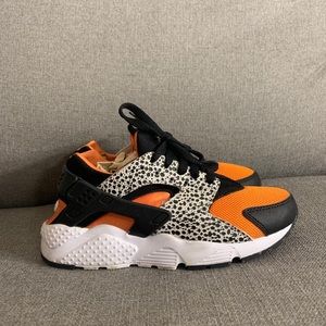 Nike Huaraches. Size 5 (big boy) unisex.